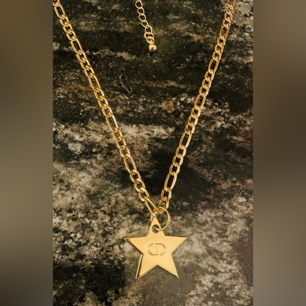 Gorgeous Authentic Iconic Dior CD Star with Figaro chain - Picture 4 of 7